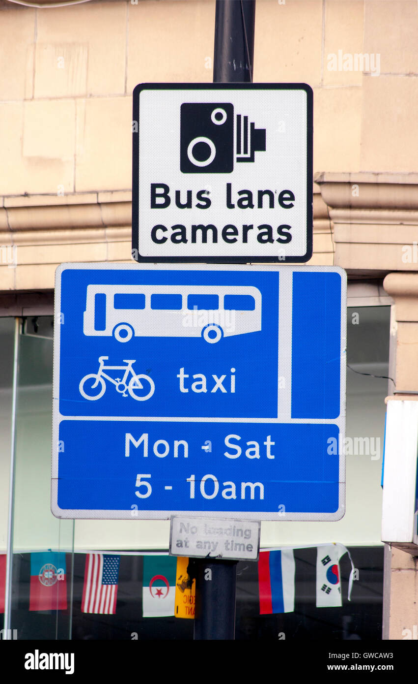 Corsia degli autobus segno Oxford Road Manchester Foto Stock