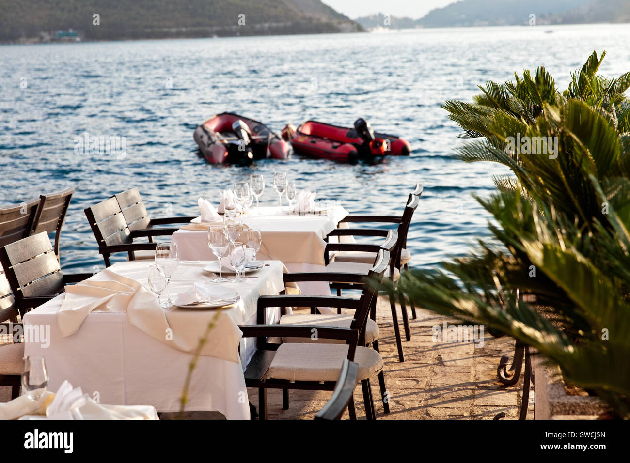 Impostazione tabella con vista mare Foto Stock