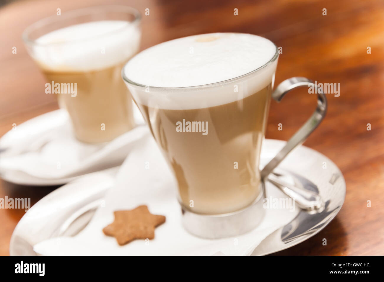 Tazze in vetro pieno di caffè cappuccino. Primo piano con morbida messa a fuoco selettiva Foto Stock