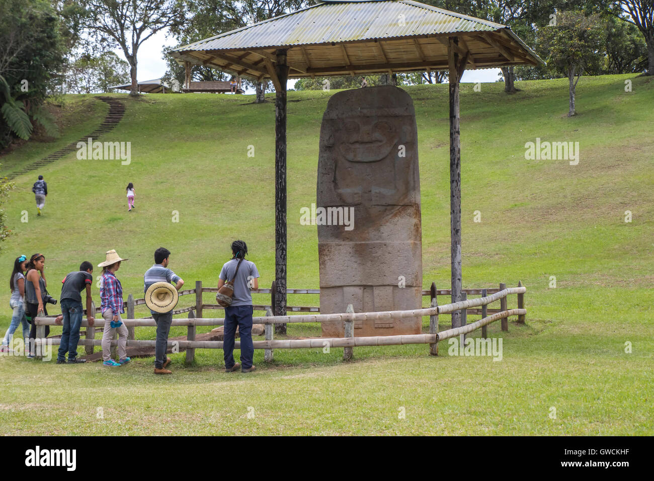 Complesso di pre-Colombiano monumenti funerari megalitici e statue, tumuli, terrazze, strutture funerarie, pietra statuar Foto Stock