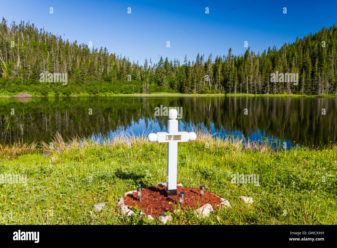 Un stagno riflettente e la croce nel Parco Nazionale Gros Morne, Terranova e Labrador, Canada. Foto Stock