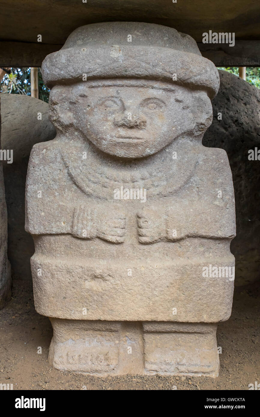 Complesso di pre-Colombiano monumenti funerari megalitici e statue, tumuli, terrazze, strutture funerarie, pietra statuar Foto Stock