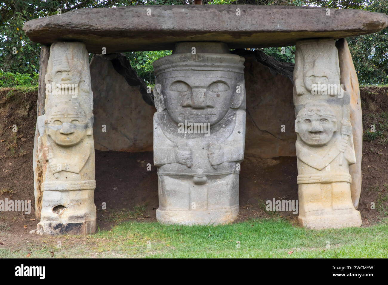Complesso di pre-Colombiano monumenti funerari megalitici e statue, tumuli, terrazze, strutture funerarie, pietra statuar Foto Stock