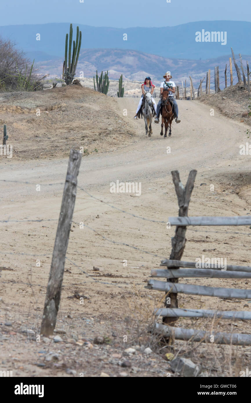 Passeggiate a cavallo nel deserto tatacoa; il deserto di Tatacoa è una zona arida situato nel dipartimento di Huila nel comune di Villa Foto Stock