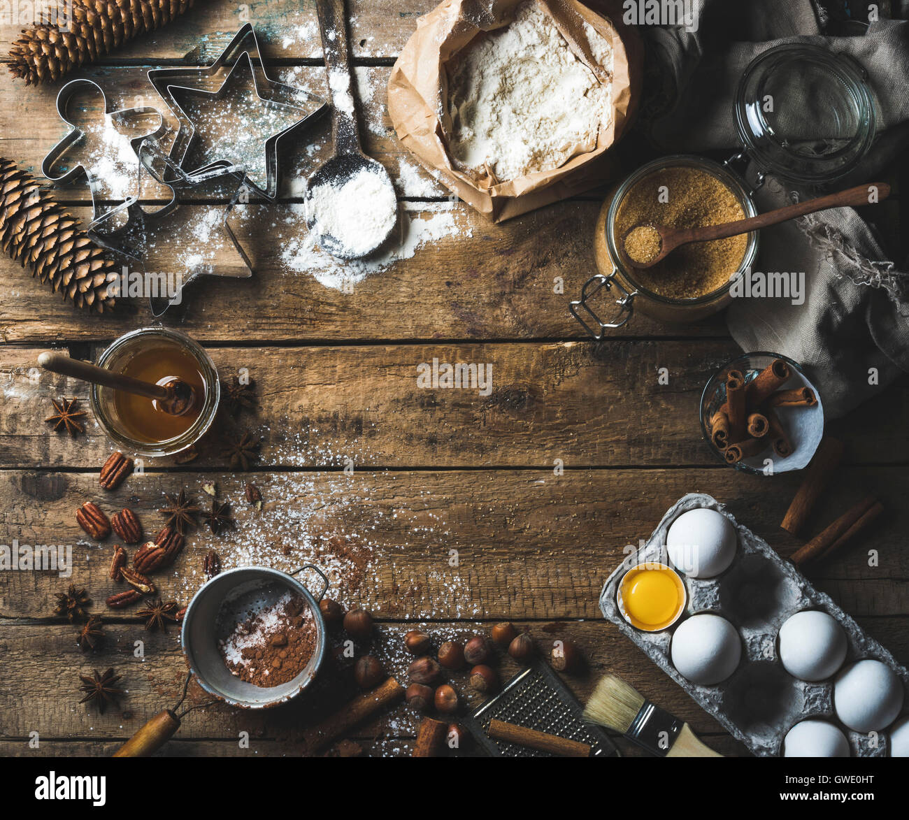 Vacanze di Natale la cottura Ingredienti. Stampi di Cookie e di spezie, farina, uova, polvere di cacao, zucchero, miele, i dadi sul vecchio rus Foto Stock