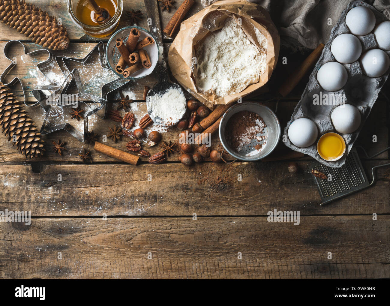 Vacanze di Natale la cottura Ingredienti. Stampi di Cookie e di spezie, farina, uova, polvere di cacao, zucchero, miele, i dadi sul vecchio rus Foto Stock