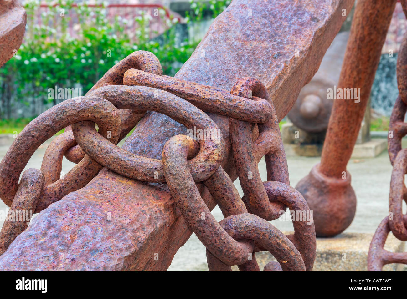 Il Rusty catena di ancoraggio scadono. Foto Stock