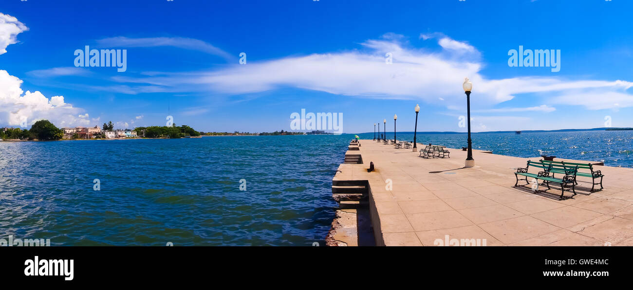 TRINIDAD, CUBA - Settembre 12, 2015: Pier di Cienfuegos, un affascinante lungomare città situata sulla baia dello stesso nome. Foto Stock