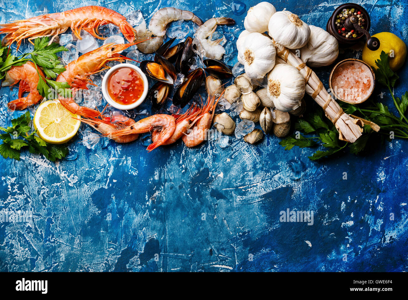 Copia di frutti di mare di sfondo spazio con crudo fresco gamberi e vongole, cozze, vongole, gamberi e Ingredienti Foto Stock