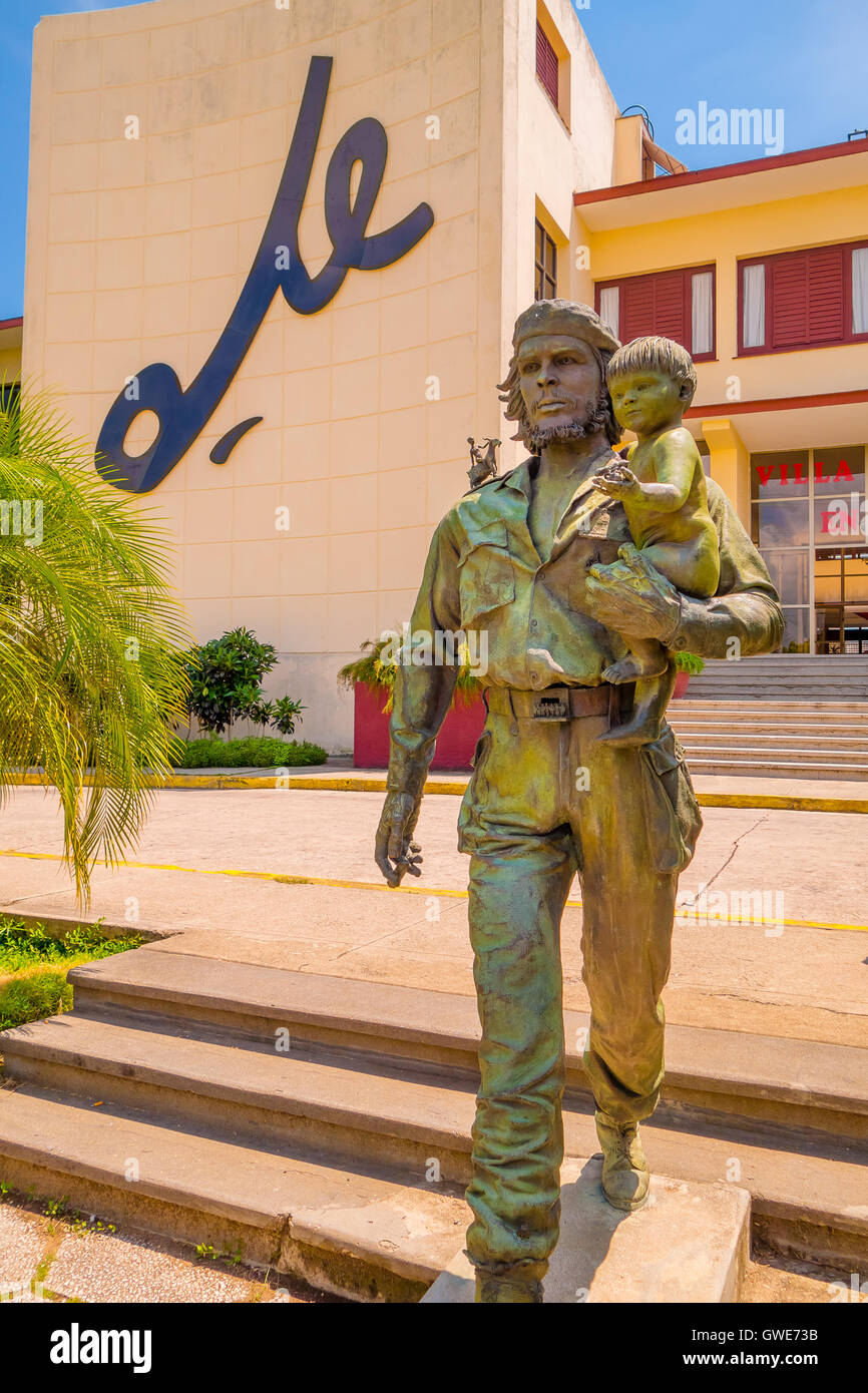 SANTA CLARA, CUBA - 5 Settembre 2015: Che Guevara statua o di un monumento al di fuori del quartier generale del Partito comunista nella città. Il Foto Stock