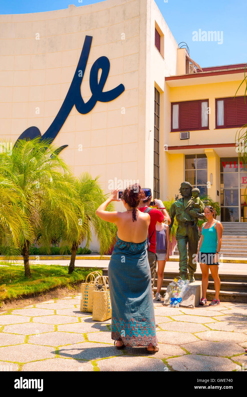 SANTA CLARA, CUBA - 5 Settembre 2015: Che Guevara statua o di un monumento al di fuori del quartier generale del Partito comunista nella città. Il Foto Stock