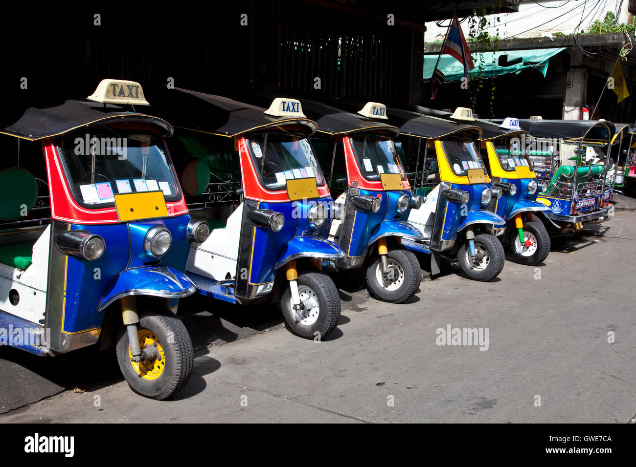 Line-up di tuk tuks in Bangkok Foto Stock