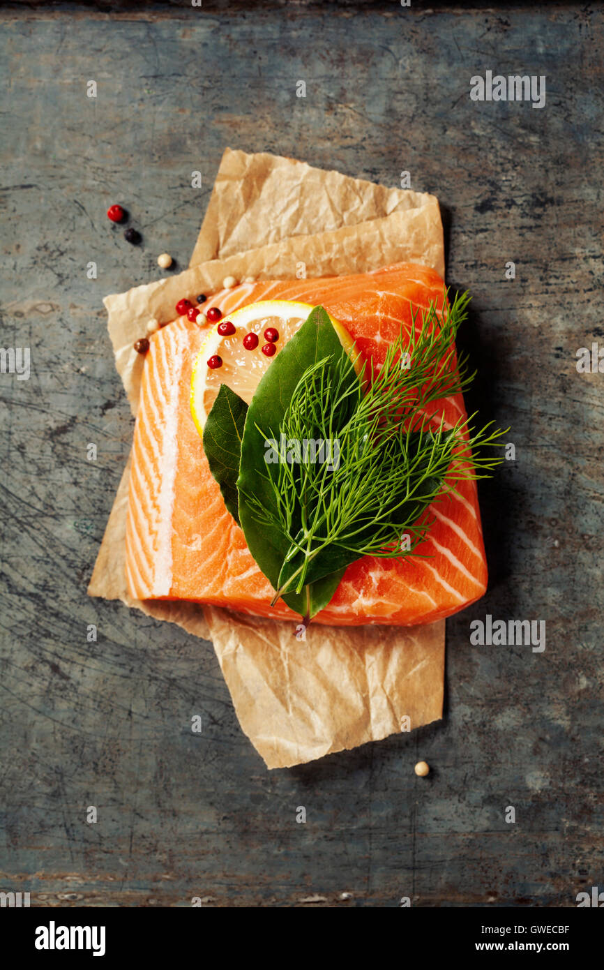 Materie filetto di salmone e gli ingredienti per cucinare in uno stile rustico. Vista superiore Foto Stock