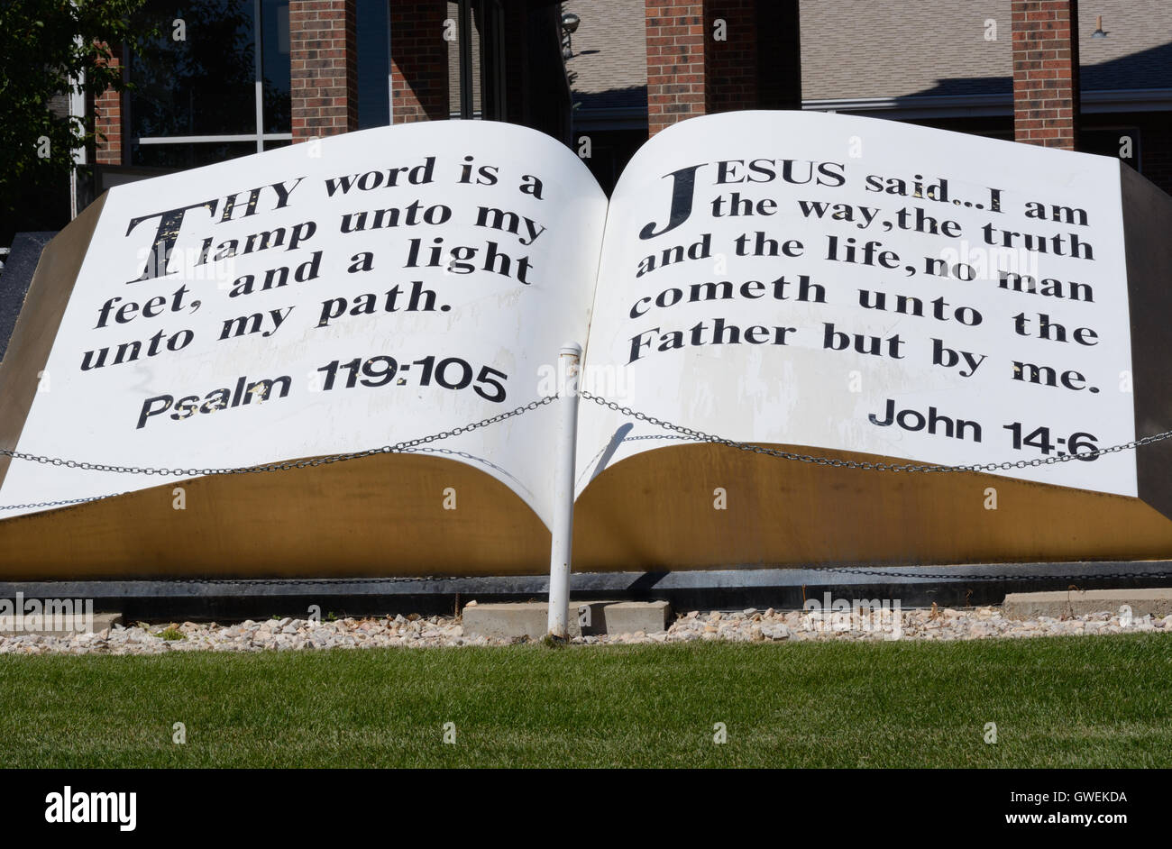 Grande la Bibbia con citazioni bibliche dal Salmo e Giovanni al di fuori della chiesa di Colorado Foto Stock