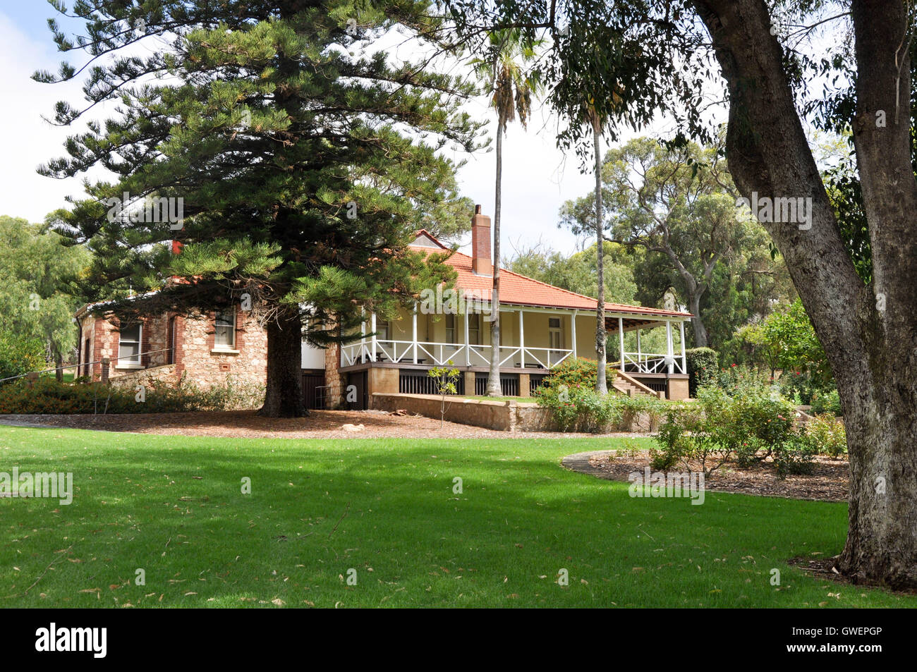 Azelia Ley Homestead con portico, alberi e giardini a Manning Park in Hamilton Hill, Australia occidentale. Foto Stock