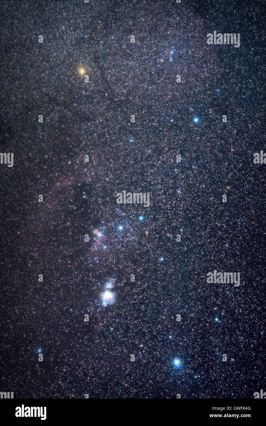 Foto reale del cielo stellato con la costellazione di Orione. La ripresa è stata effettuata con un totale di tempo di esposizione di 54 minuti. Foto Stock