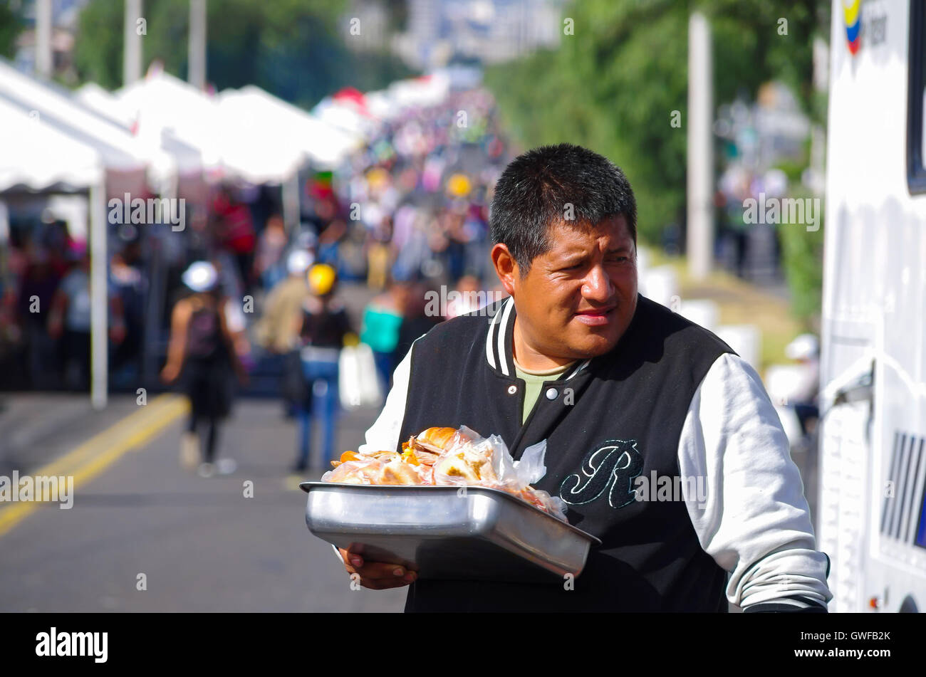 Quito, ECUADOR - Luglio 07, 2015: uomo non identificato vendono panini in Papa Francesco mass. Cucina di strada di solito è fatto in casa e aiuta a fornire un reddito supplementare per la classe bassa famiglie Foto Stock