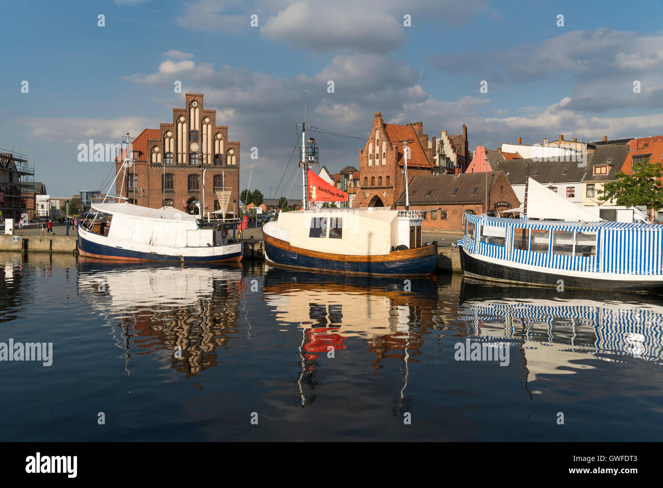 Centro storico di Porto, watergate e dogana vecchia, città anseatica di Wismar, Meclenburgo-Pomerania Occidentale, Germania Foto Stock