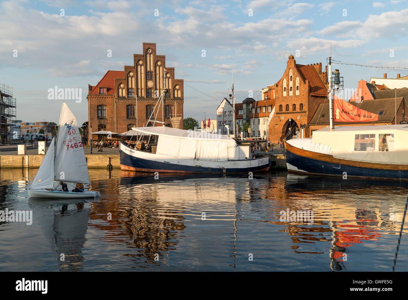 Centro storico di Porto, watergate e dogana vecchia, città anseatica di Wismar, Meclenburgo-Pomerania Occidentale, Germania Foto Stock