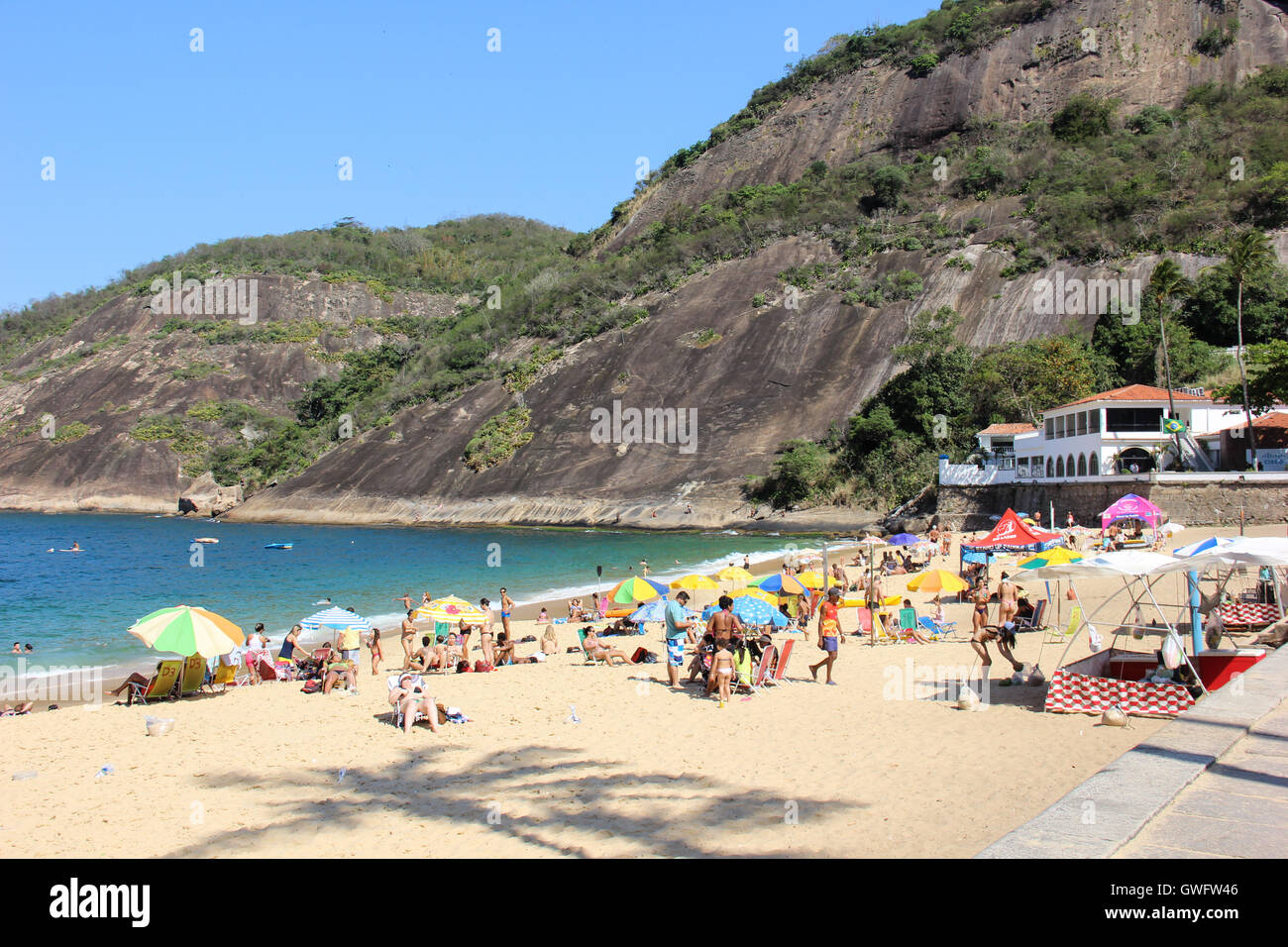 Rio de Janeiro, Brasile, 12 Settembre 2016: bagnanti per godersi la spiaggia rossa, che è sulle sponde del Pan di Zucchero, una delle principali attrazioni turistiche di Rio de Janeiro. La molla si avvicina e il meteo a Rio de Janeiro inizia a diventare più calda. Su un soleggiato e caldo pomeriggio gente entusiasta di uscire di casa per godere della bellezza naturale della città. Credito: Luiz Souza/Alamy Live News Foto Stock