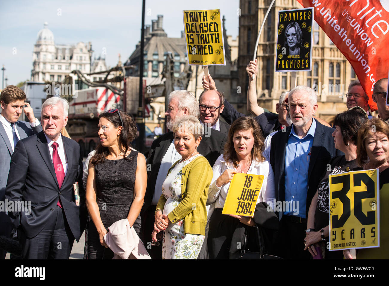 Londra, Regno Unito. Il 13 settembre 2016. I membri del partito laburista del Parlamento Europeo tra cui Jeremy Corbyn e John McDonnell mostrano il supporto per il Orgreave la verità e la giustizia al di fuori della campagna le Case del Parlamento. I rappresentanti della campagna si incontreranno Home Secretary Ambra Rudd oggi. Credito: Mark Kerrison/Alamy Live News Foto Stock