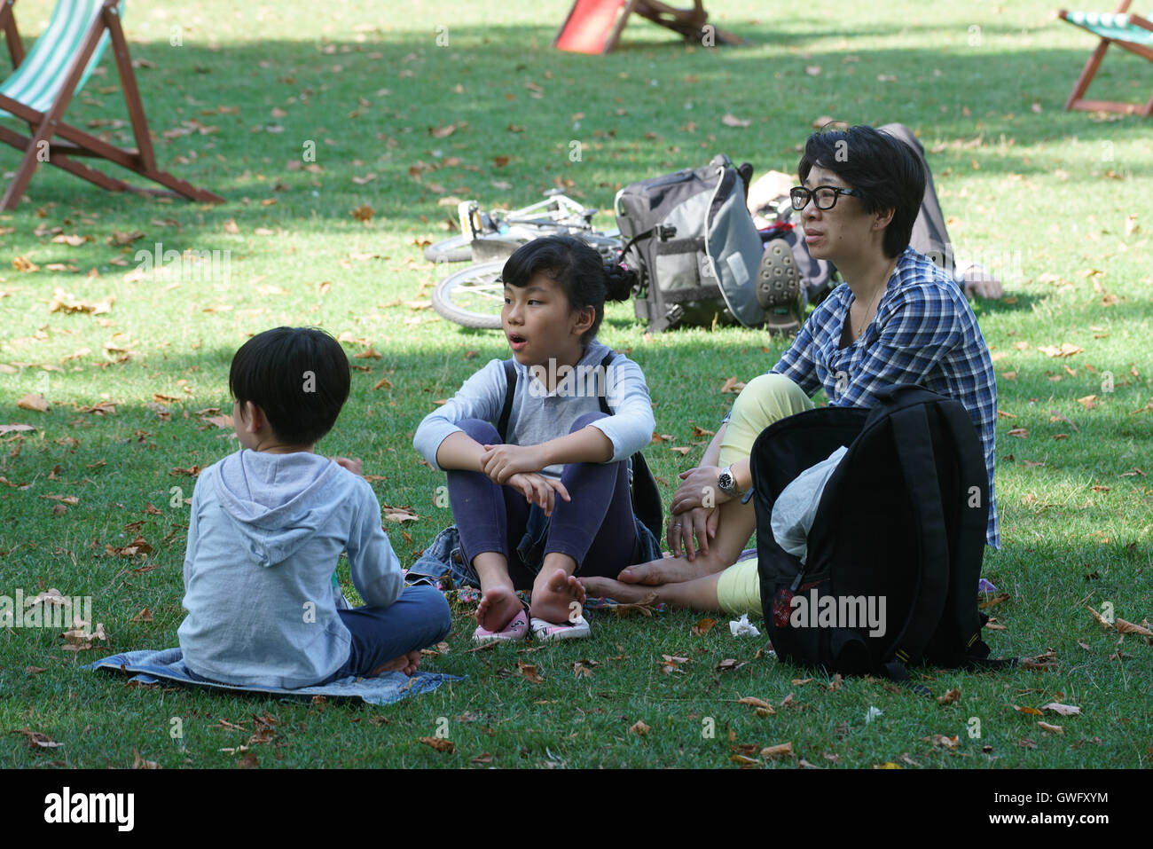Londra, Regno Unito. Il 13 settembre 2016. Le persone a rilassarsi nel verde parco di Londra, come il mini autunnali onda di calore cerca di raggiungere 31c. Foto di vedere Li Credito: Vedere Li/Alamy Live News Foto Stock