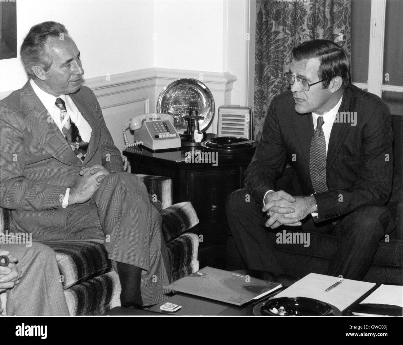 Il ministro della Difesa Shimon Peres (sinistra) di Israele in visita negli Stati Uniti il Segretario della Difesa Donald H. Rumsfeld nel suo ufficio del Pentagono a Washington D.C. il 16 dicembre 1975..Mandatory Credit: Robert D. Ward / DoD via CNP /MediaPunch Foto Stock