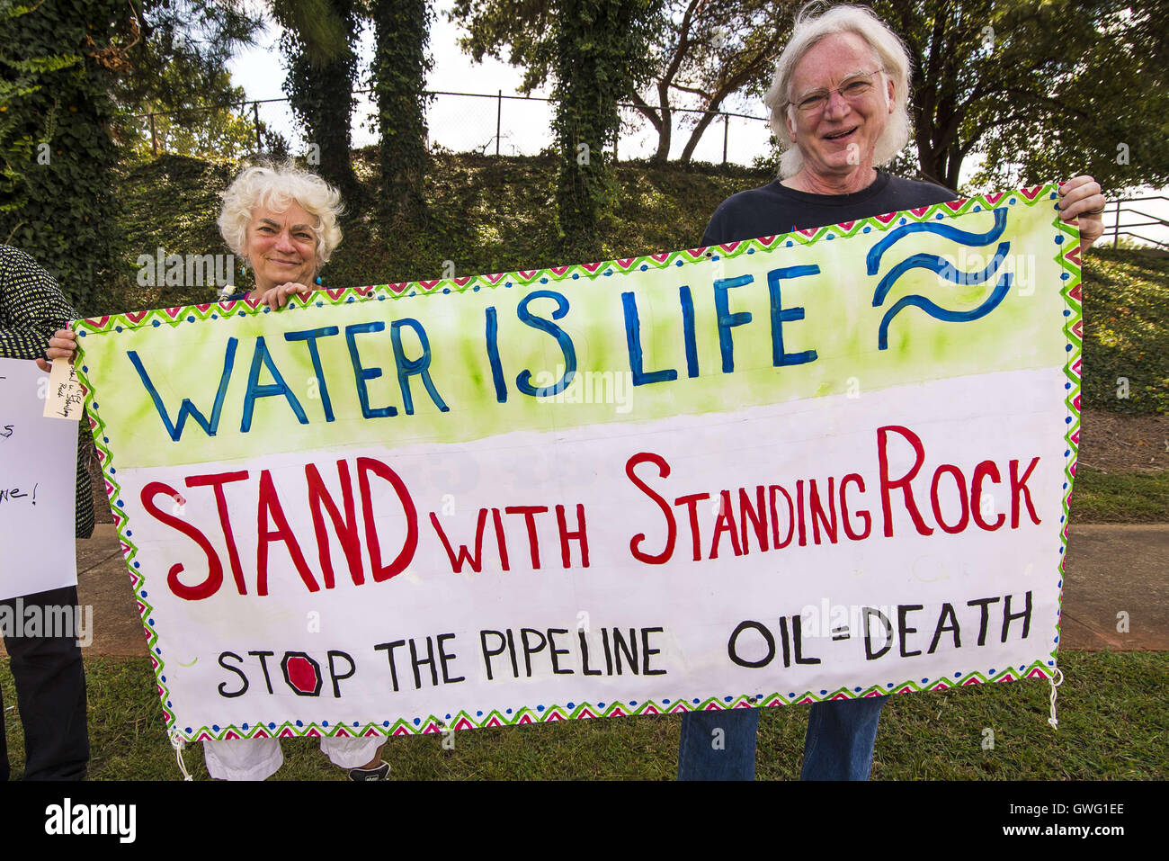 Decatur, Georgia, Stati Uniti d'America. Xiii Sep, 2016. La Georgia Capitolo del Sierra Club detiene un rally in Decatur, Georgia per dimostrare l opposizione alla costruzione del Dakota Pipeline di accesso e mostrano il supporto per i leader indigeni in North Dakota che protestano contro la sua costruzione. Gli organizzatori del rally chiamata sul Presidente Obama per istruire il corpo d'Armata di ingegneri per revocare i permessi di costruzione per l'oleodotto. Credito: Steve Eberhardt/ZUMA filo/Alamy Live News Foto Stock