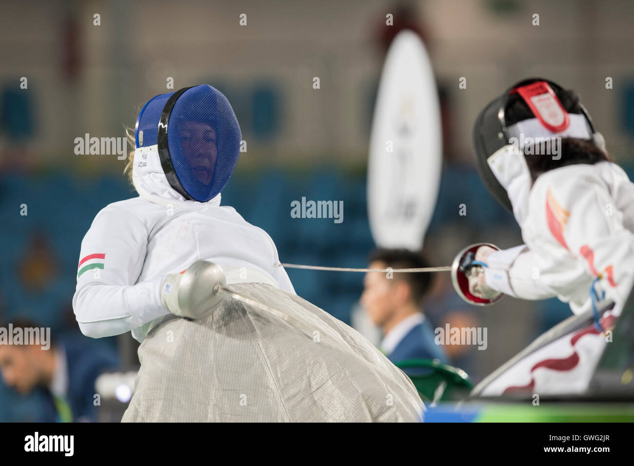 Zou Xefeng della Cina (r) avvicina a Zsuzsanna Krajnyak di Ungheria in donna epee categoria A presso il Rio 2016 Giochi Paralimpici. Foto Stock