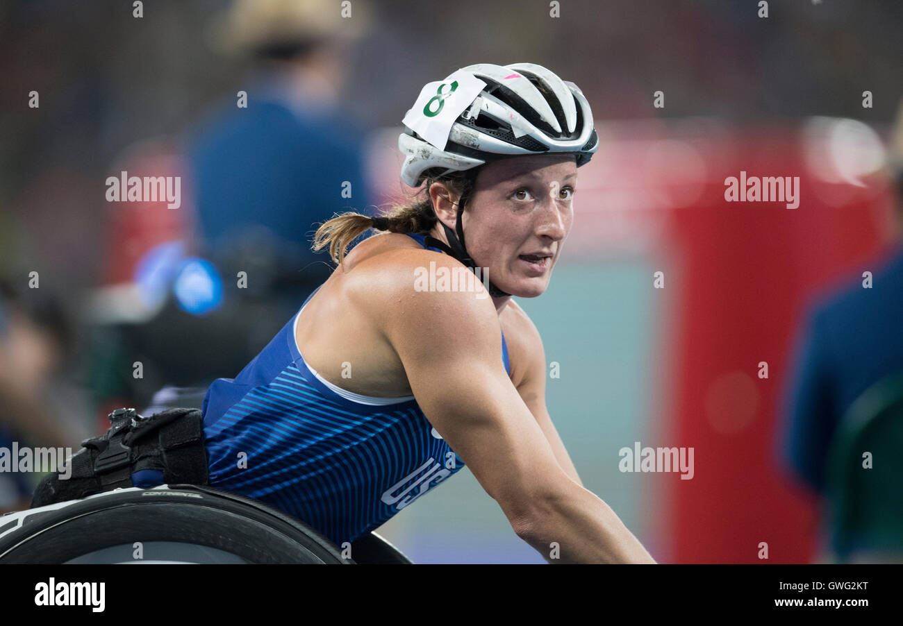 Stati Uniti d'America's Tatyana McFadden guarda l'orologio dopo aver vinto l'oro nel femminile T54 1500 metri al RIo 2016 Giochi Paralimpici. Foto Stock