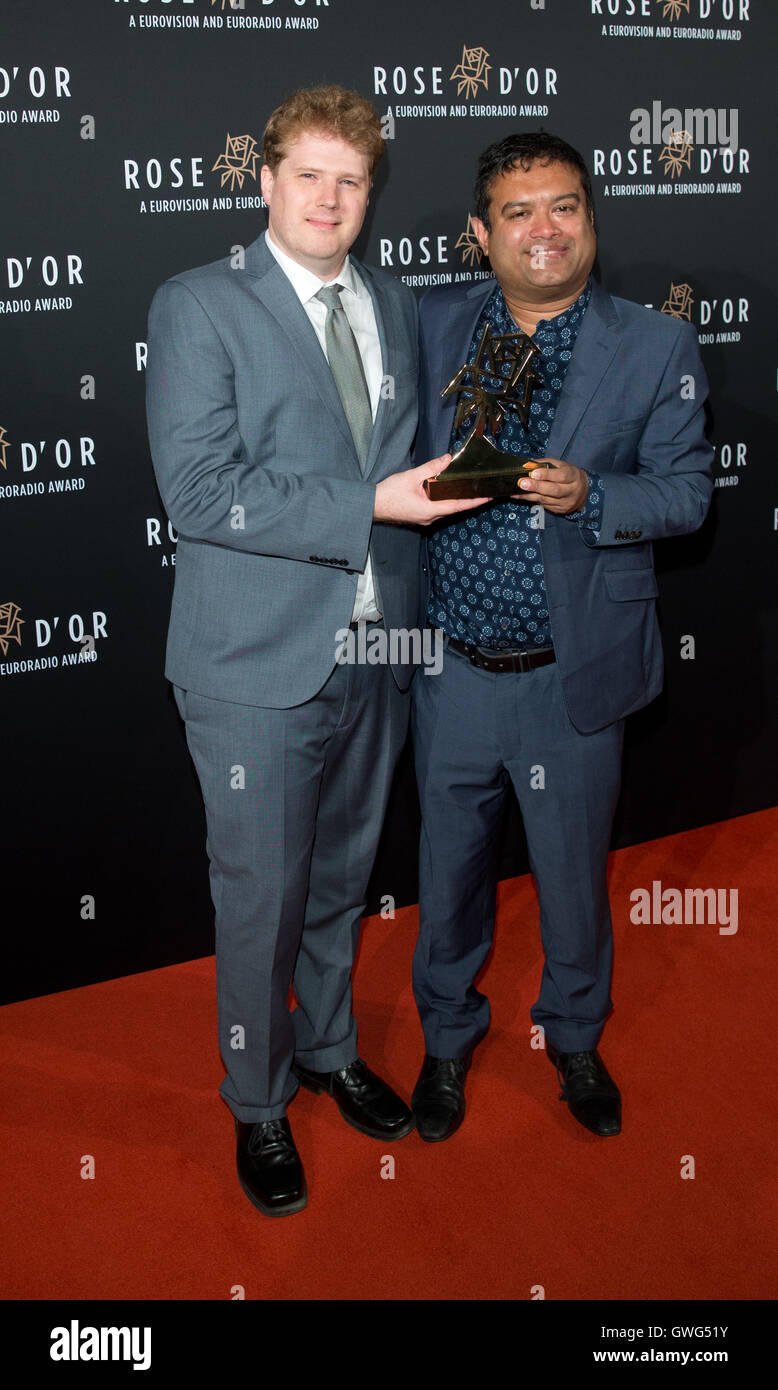 Berlino, Germania. Xiii Sep, 2016. Ed Morrish (l) e Paolo Sinha regge il Rose d'o trofeo nella categoria Migliore Commedia Radio a Berlino, Germania, 13 settembre 2016. Foto: JOERG CARSTENSEN/dpa/Alamy Live News Foto Stock