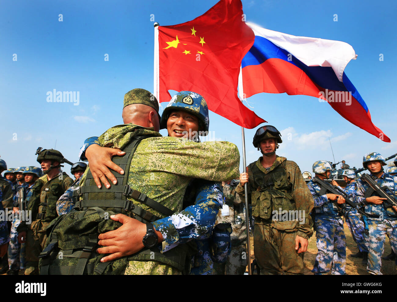 Zhanjiang, la Cina della provincia di Guangdong. Xiv Sep, 2016. Cinese e Russo marines abbraccio durante un comune trapano navale a Zhanjiang, nel sud della Cina di Provincia di Guangdong, Sett. 14, 2016. La Cina e la Russia ha iniziato "Mare comune 2016' trapanare fuori provincia del Guangdong in mare della Cina del Sud martedì. Il trapano si protrarrà fino a settembre 19, dotate di Navy navi di superficie e sommergibili, velivolo ad ala fissa, elicotteri, marines e anfibio della apparecchiatura blindata. Credito: Chunming Zha/Xinhua/Alamy Live News Foto Stock