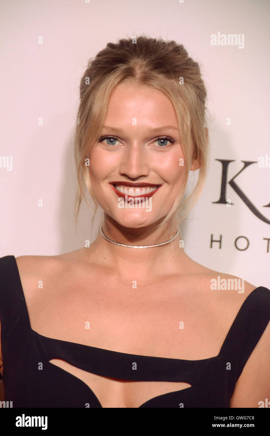 NEW YORK, NY - 13 settembre: Toni Garrn assiste la Unitas secondo gala annuale contro la tratta di esseri umani per raccogliere fondi e la sensibilizzazione in materia di lotta contro il traffico di esseri umani e lo sfruttamento del 13 settembre 2016 a Capitale Ristorante nella città di New York. Credito: Raymond Hagans/MediaPunch Foto Stock