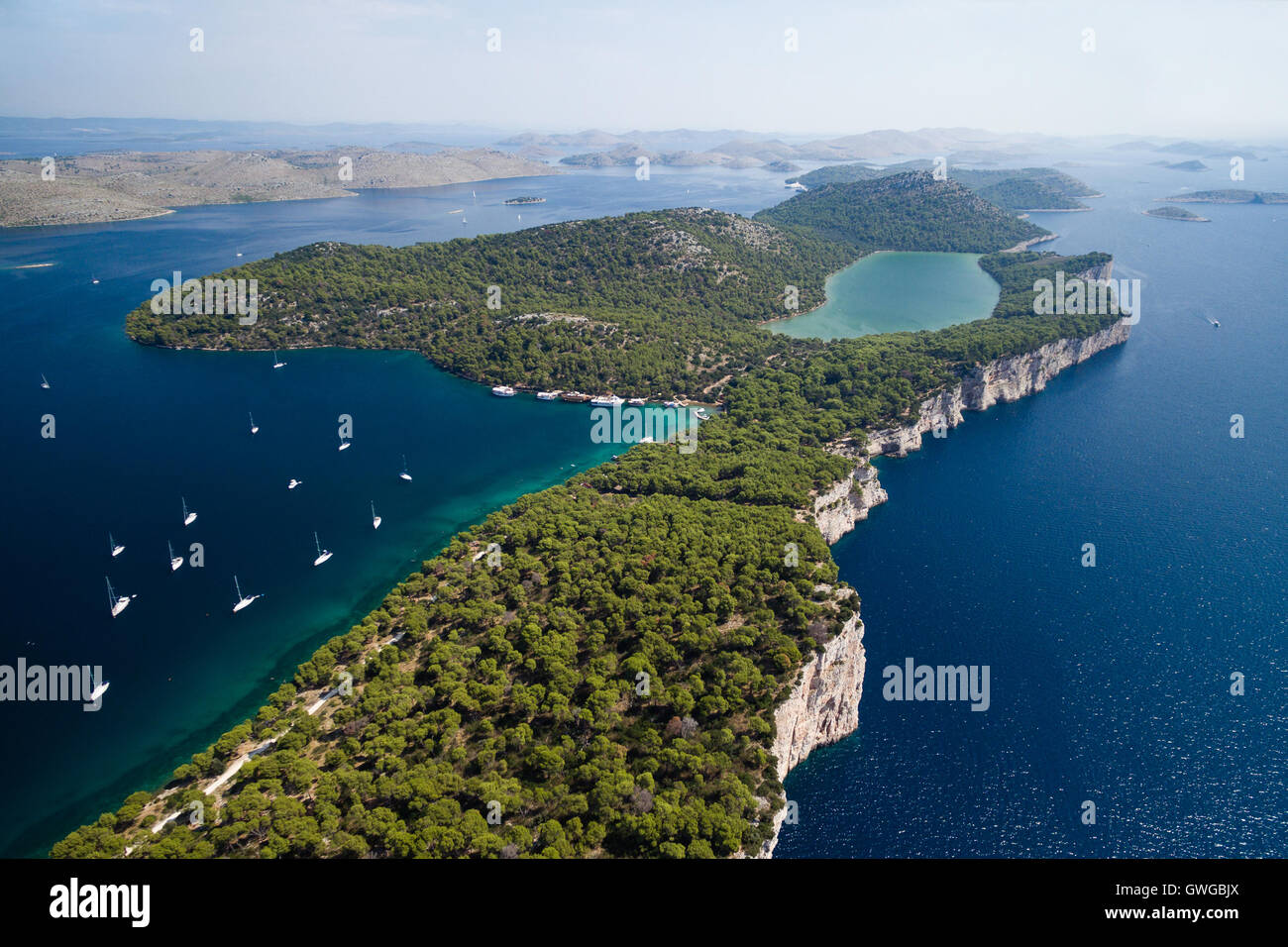 Vista aerea di Telascica parco naturale e Slano lago in Croazia Foto Stock