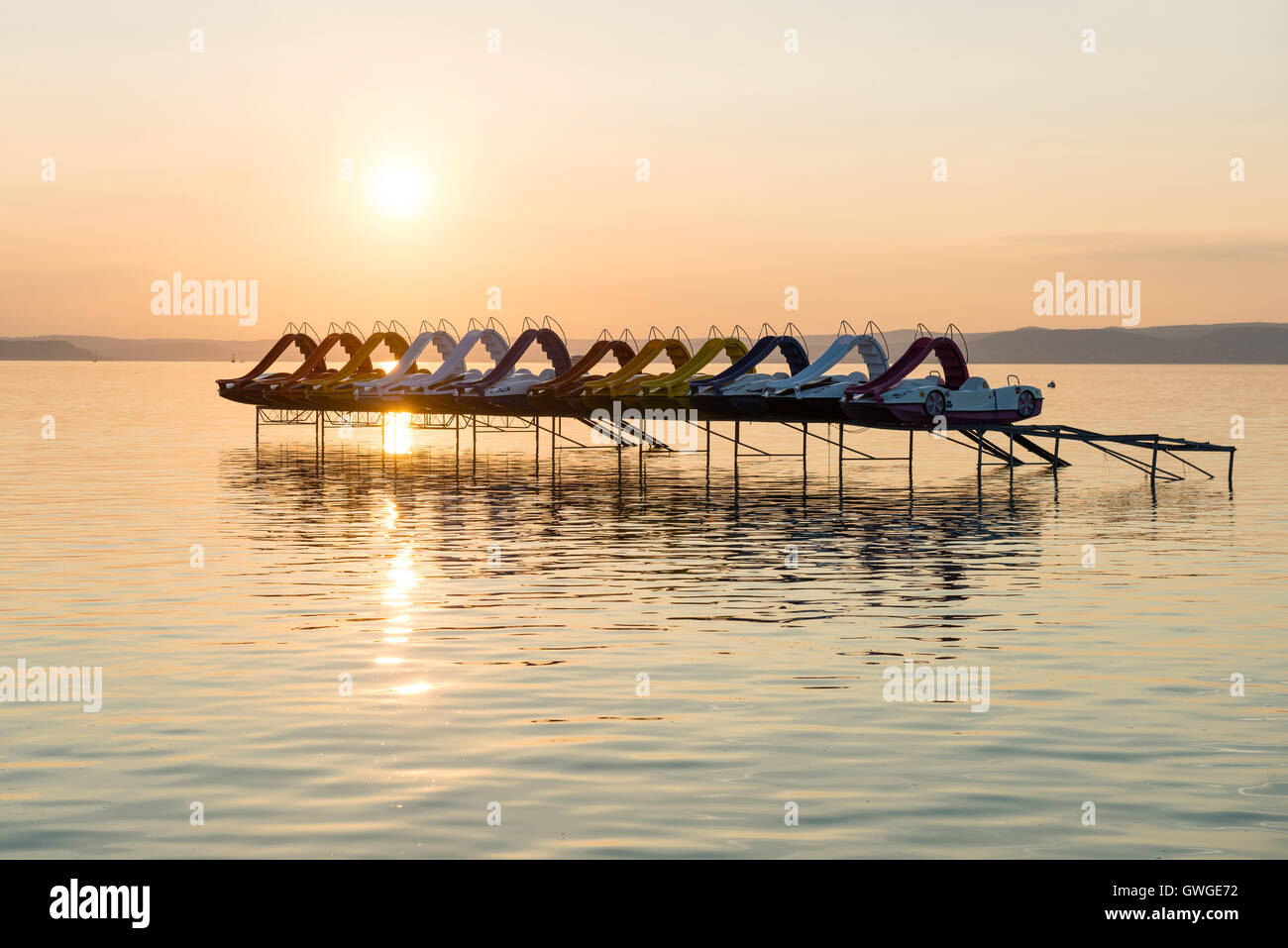 Tramonto su barche a remi nel lago di Balaton, Ungheria Foto Stock