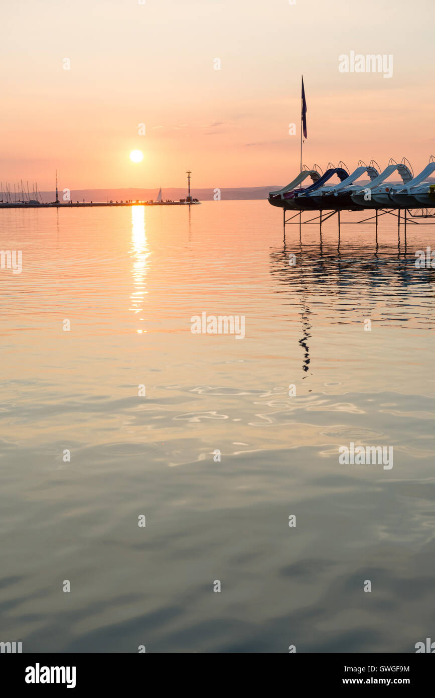 Tramonto su barche a remi nel lago di Balaton, Ungheria Foto Stock