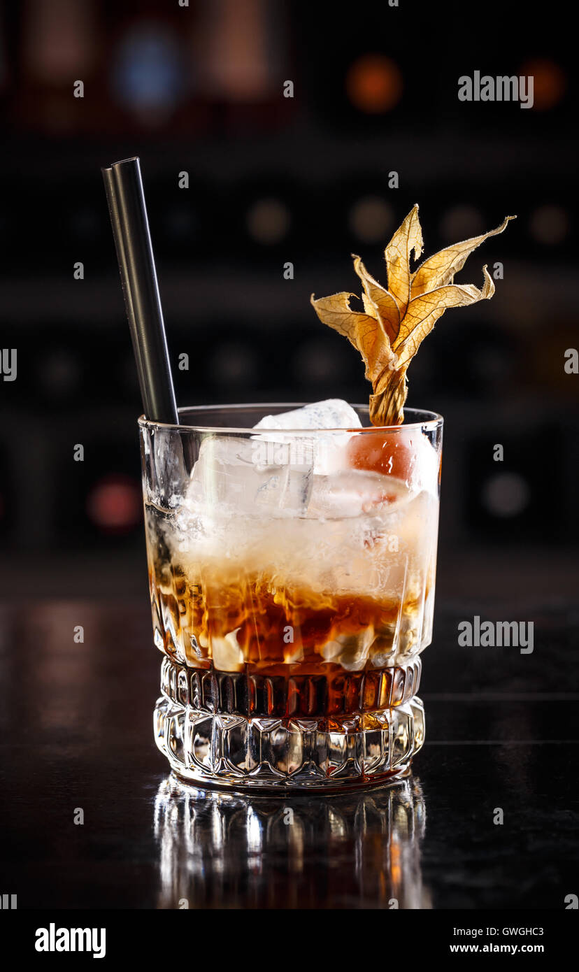 White Russian cocktail sullo sfondo scuro Foto Stock