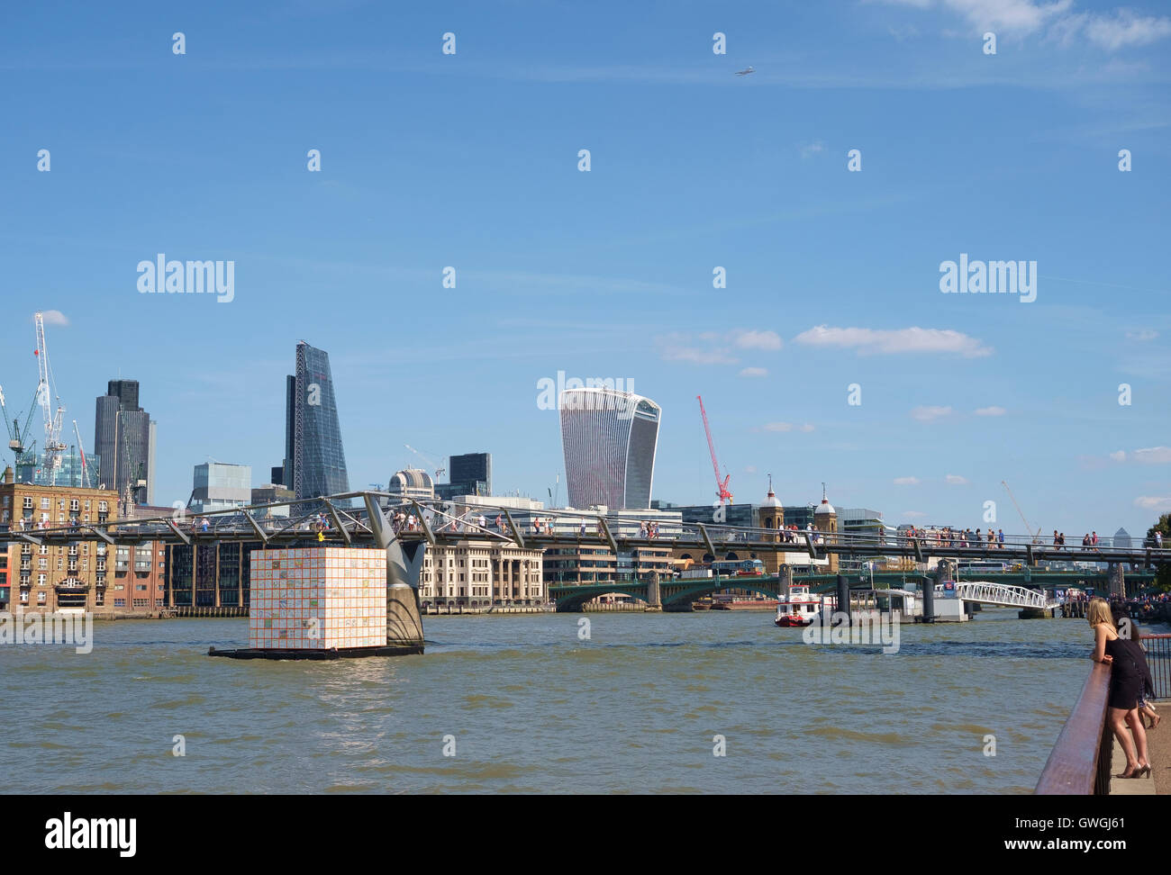 Sogni galleggianti da Ik-Joong Kang, un galleggiante arte scultorea installazione sul Fiume Tamigi nella città di Londra Foto Stock