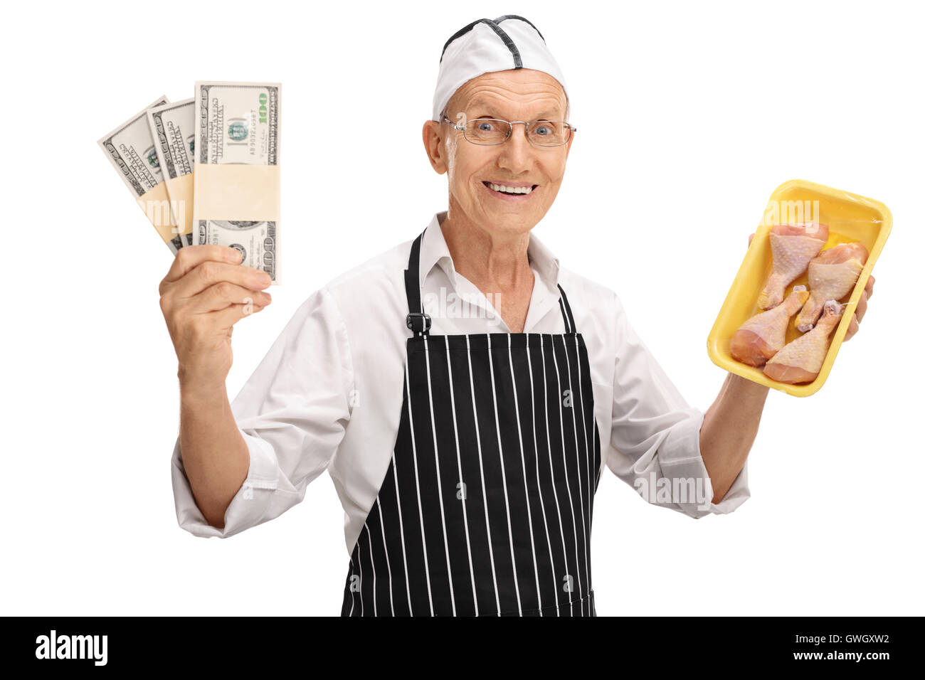Anziani butcher holding di pile di denaro e i tamburi di pollo isolati su sfondo bianco Foto Stock