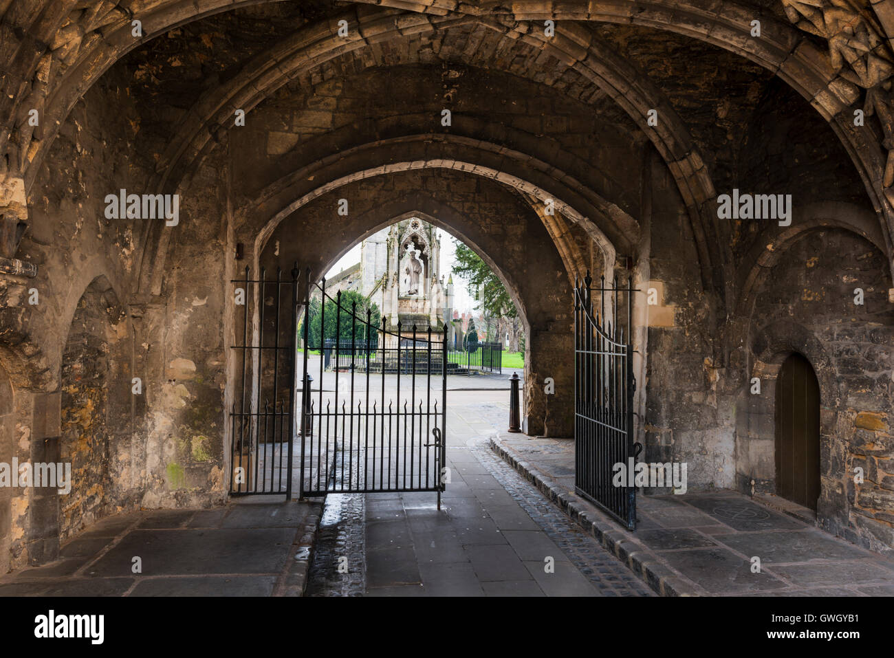 Momument al vescovo John Hooper visto attraverso St Mary's Gate, Gloucester, Gloucestershire, Regno Unito Foto Stock