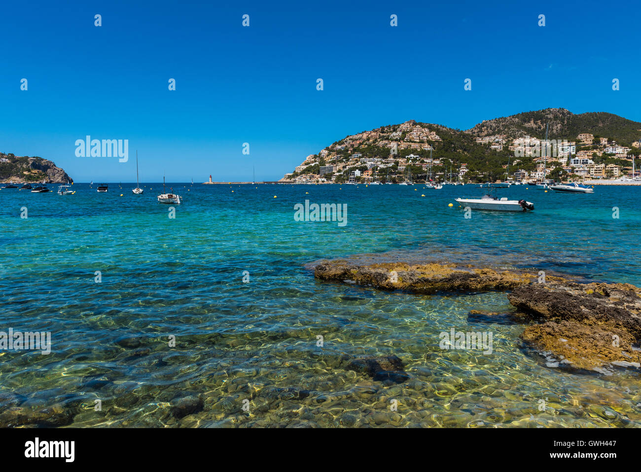Chiare acque blu della porta d'Andratx Mallorca Foto Stock