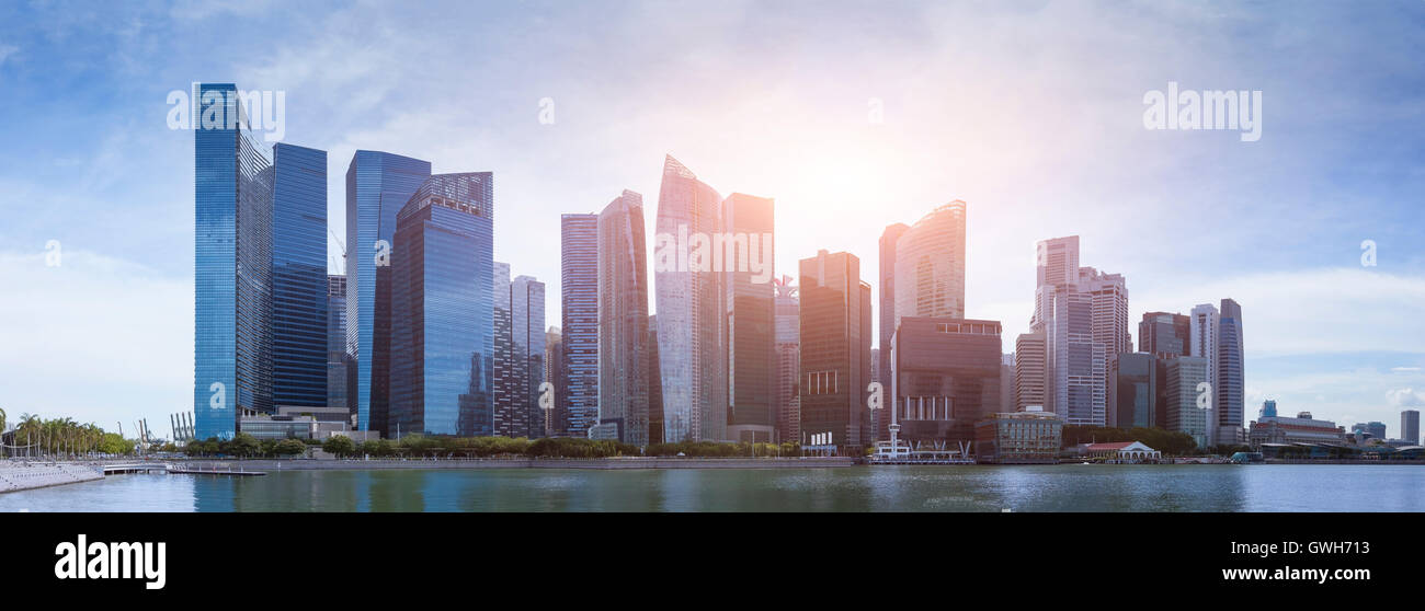 Skyline della città di Singapore durante la giornata con alti grattacieli del quartiere finanziario del centro cittadino di fronte alla baia. Panorama Foto Stock