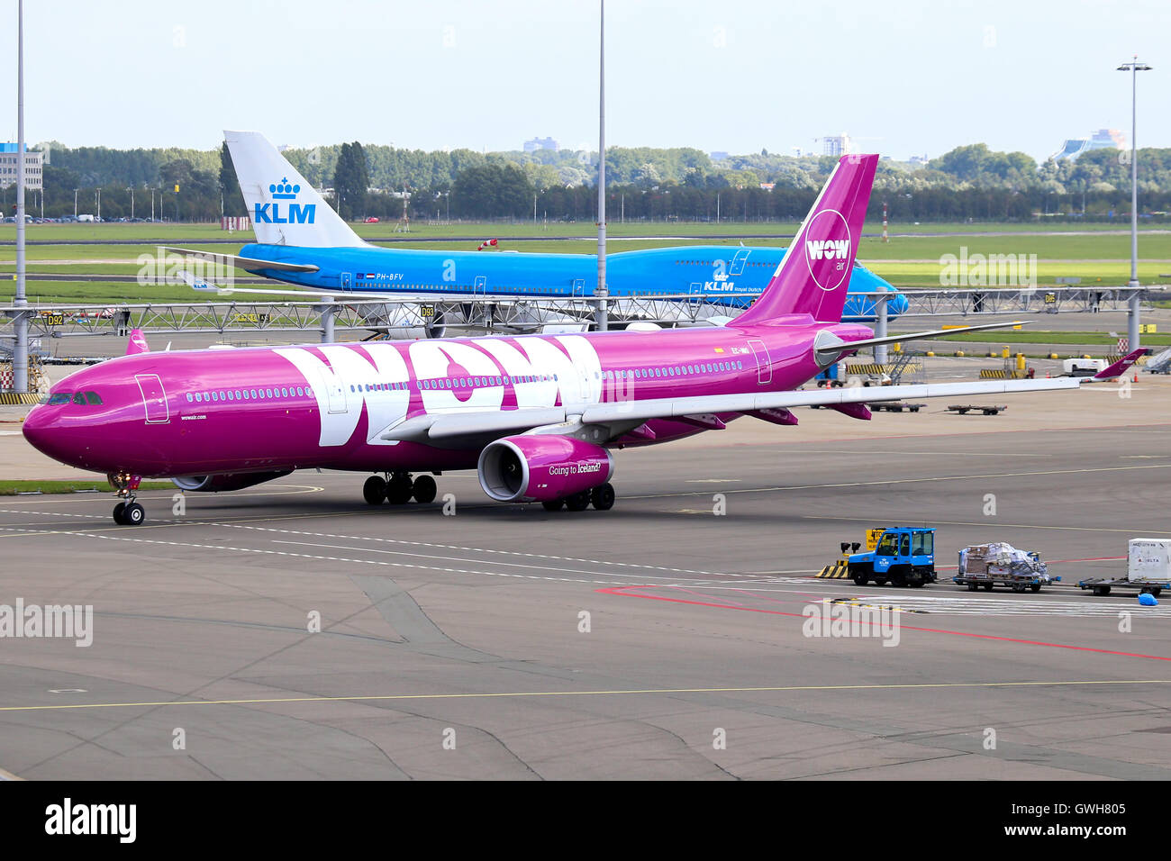WOW Air Airbus A330-300 taxi per la partenza a Amsterdam Schipol Airport. Foto Stock
