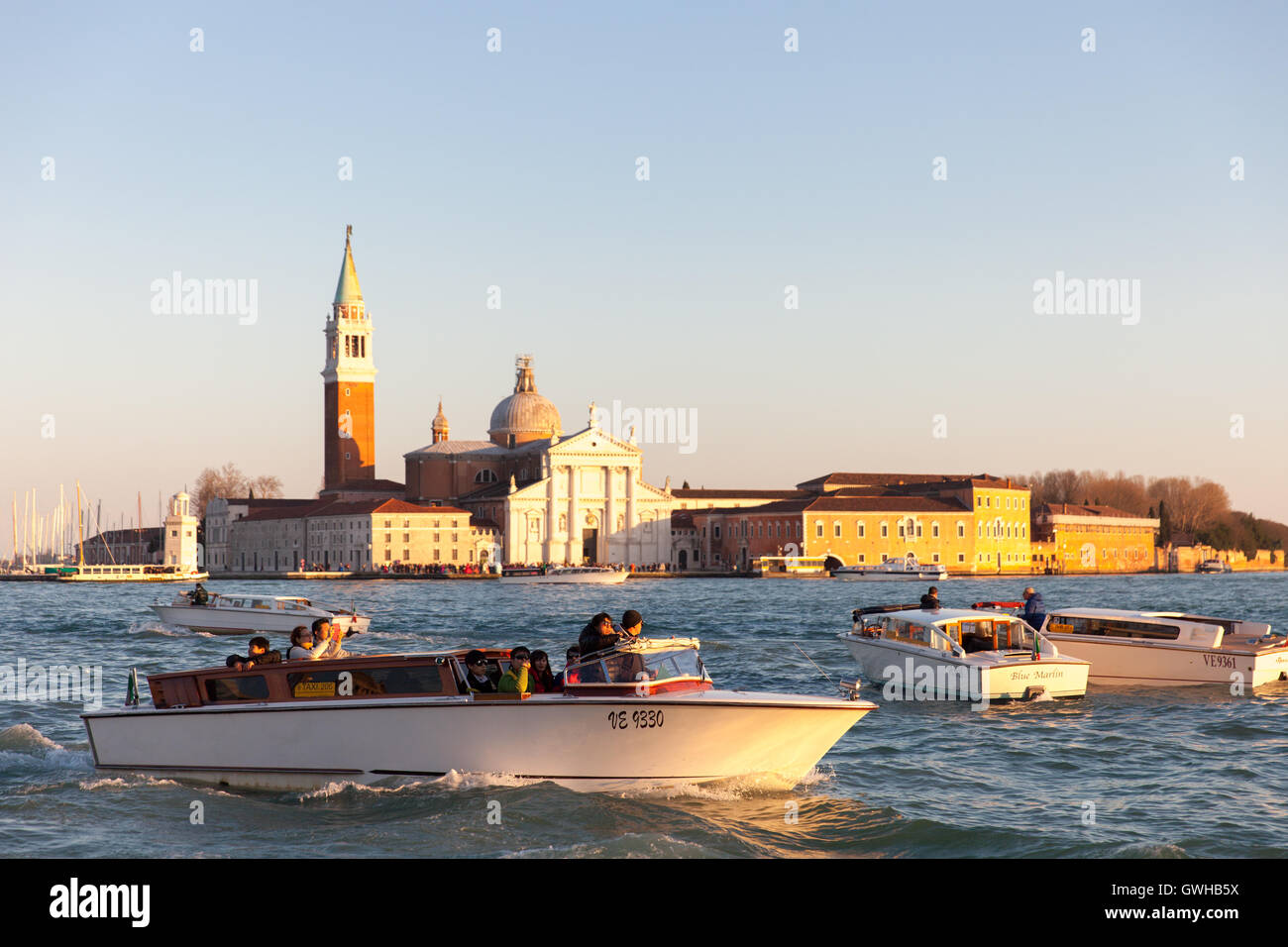 Taxi d'acqua sull'acqua nella laguna di Venezia in Italia Foto Stock