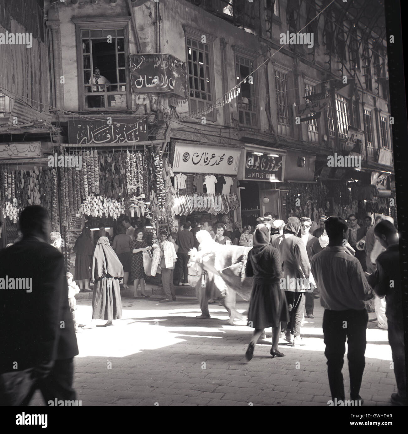 Degli anni Cinquanta, storico, serata e una affollata strada laterale, Turchia. Foto Stock