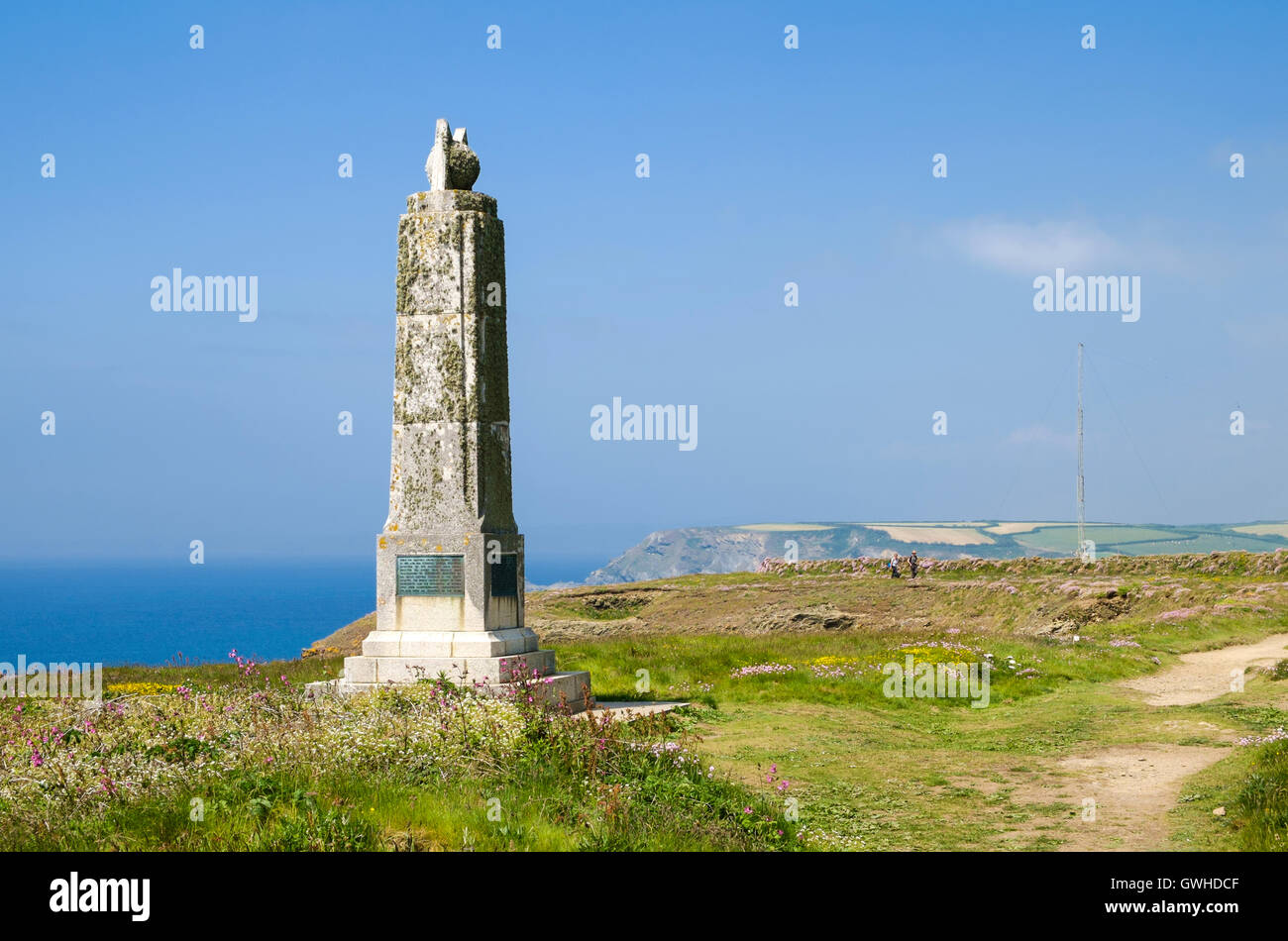 Marconi monumento a Guglielmo Marconi di Poldhu, Cornwall, Regno Unito Inghilterra, sito del primo transatlantico di trasmissione radio in 1901 Foto Stock