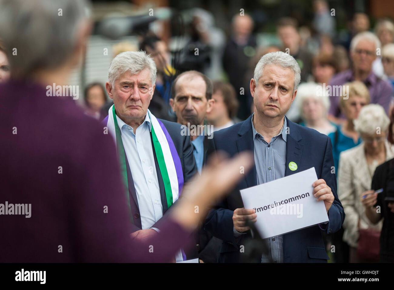 Tony Lloyd (sinistra) , Greater Manchester la polizia e la criminalità commissario provvisorio e sindaco di Greater Manchester e MP Ivan LEWIS Foto Stock