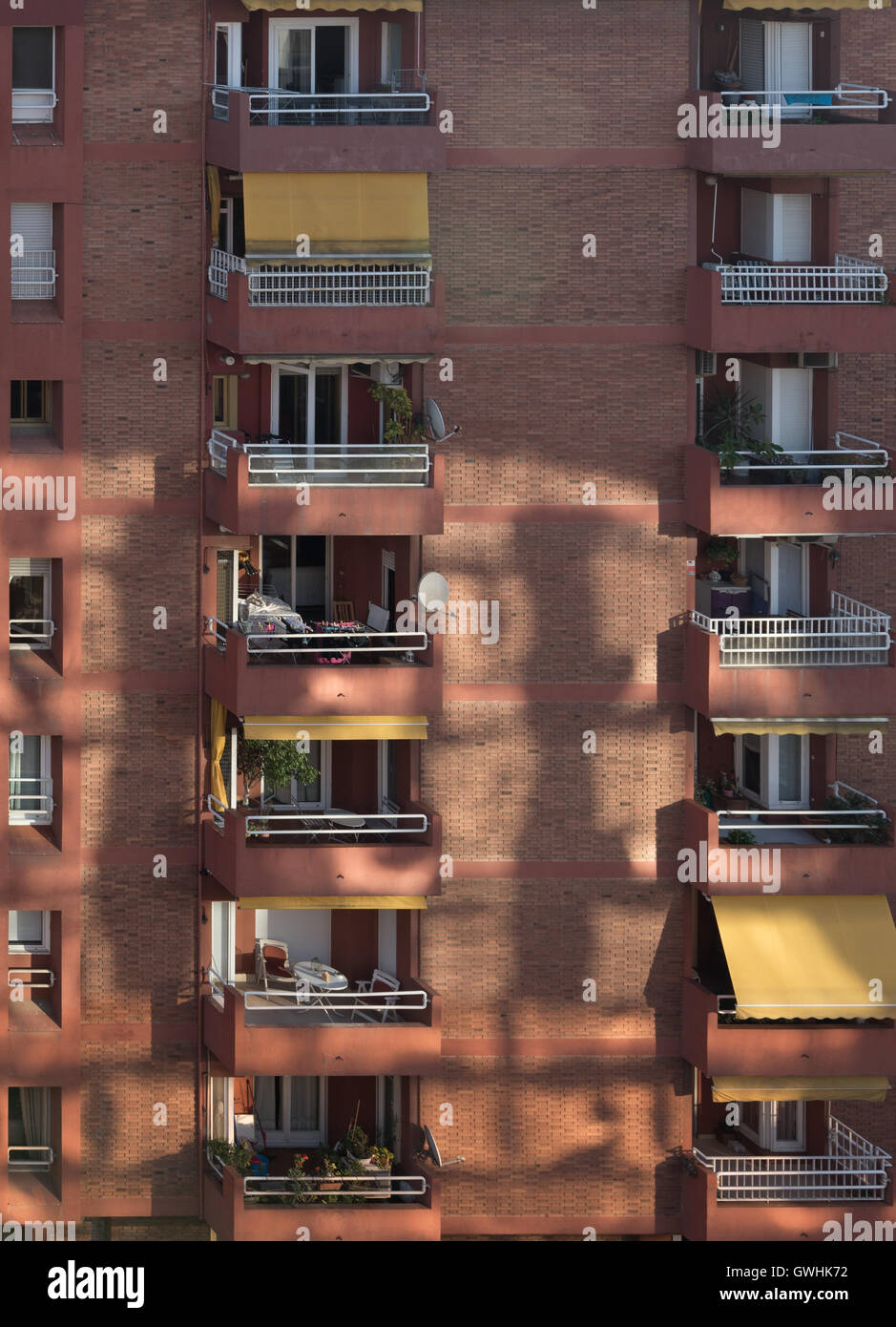 La vista dalla terrazza sul tetto dell'Hotel Augusta a Barcellona della strada e il blocco di appartamenti di fronte in luce pezzata Foto Stock
