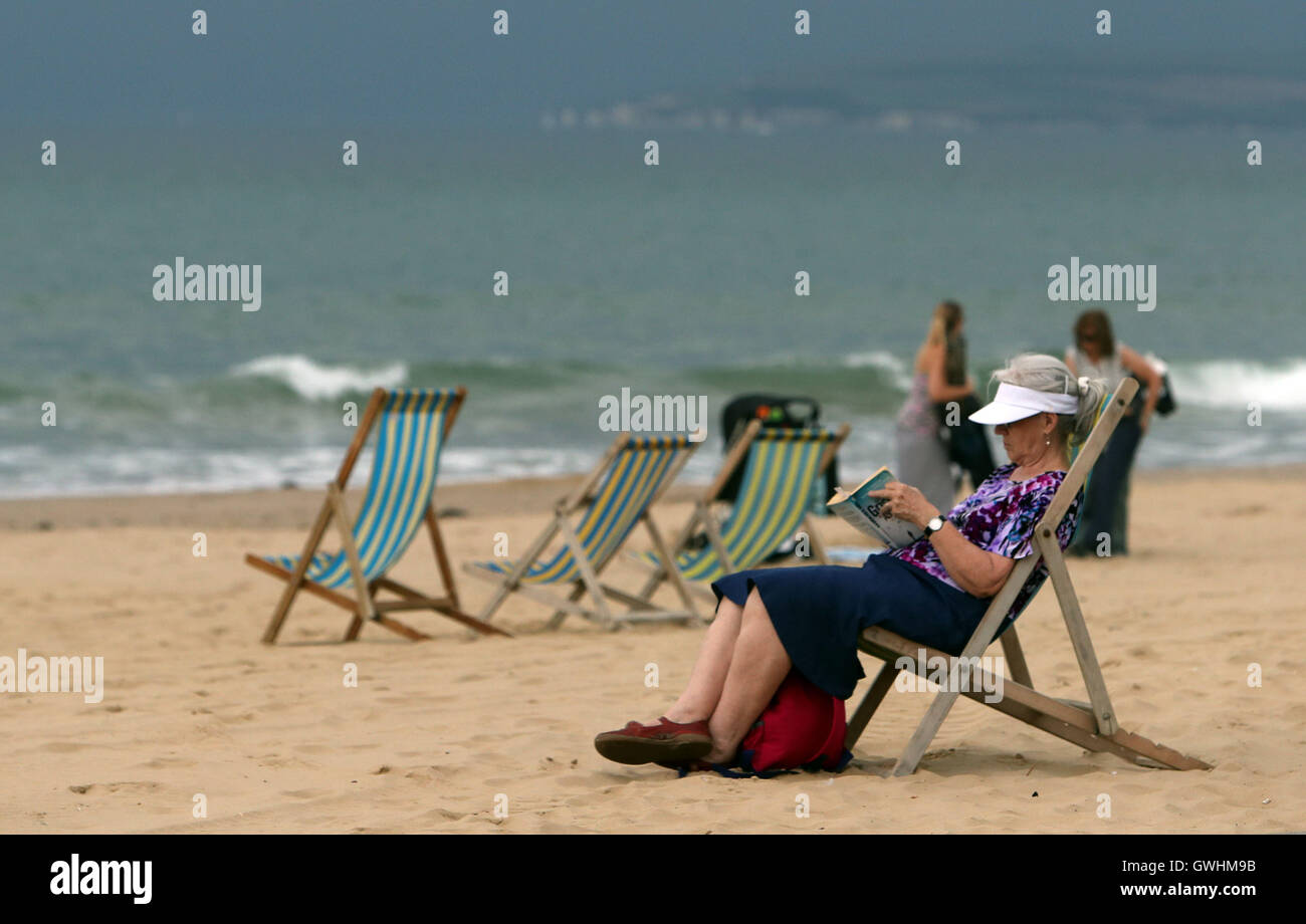 Persone per godersi il sole in Bournemouth Dorset, prima di una tempesta di tuoni e fulmini, come il Regno Unito vede entrambi i temporali e il caldo sole estivo su quello che potrebbe essere il più caldo settembre giornata in più di cinquant'anni. Foto Stock