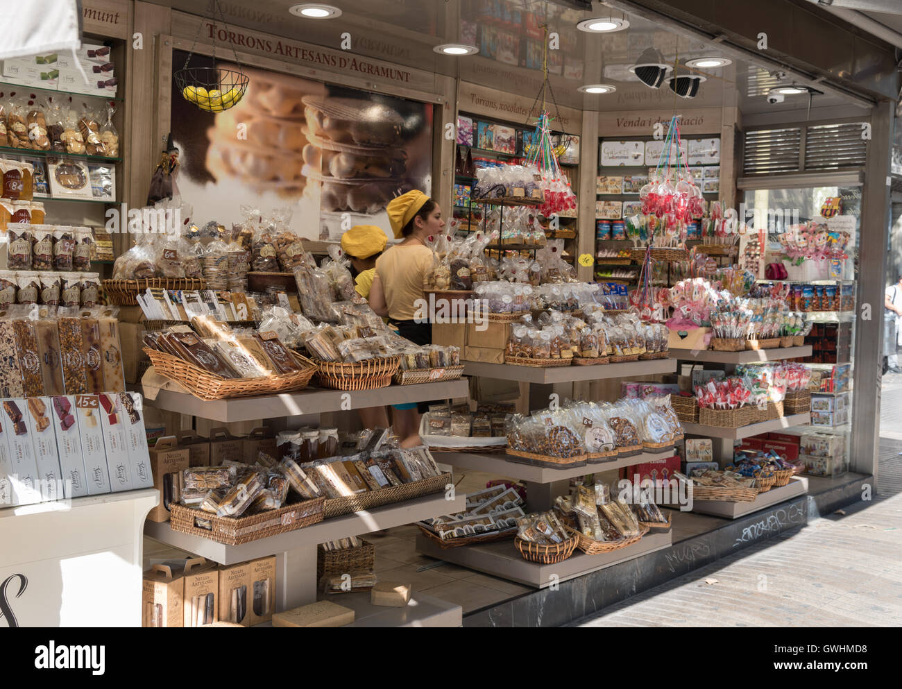 Un enorme varietà di torrone artigianale e altri dolci prelibatezze splendidamente avvolto e confezionato in un negozio lungo La Rambla di Barcellona. Foto Stock